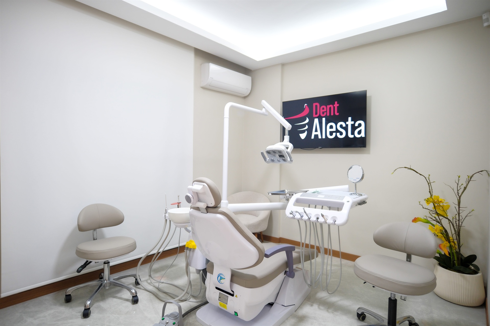 Dent Alesta — modern treatment room